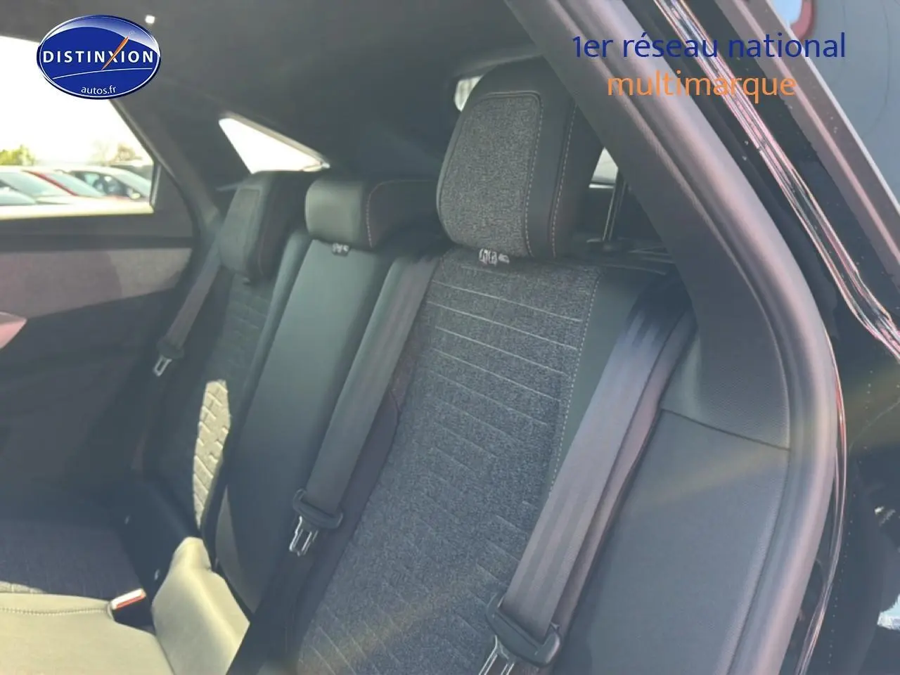 Vue intérieure sur la banquette arrière du Peugeot 3008 noir perla nera, avec sièges en tissu gris et ceintures visibles.