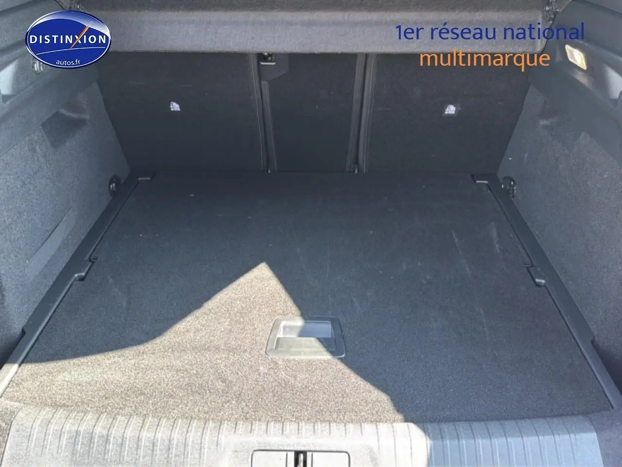 Coffre spacieux du Peugeot 3008 1.2 hybrid 145 allure noir perla nera, vue intérieure arrière avec plancher plat.