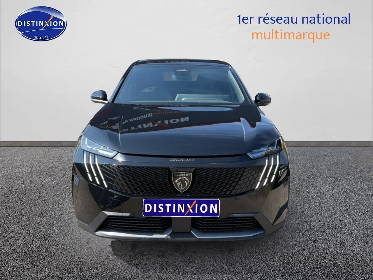 Peugeot 3008 noir perla nera vue de face, mettant en valeur la calandre et les phares LED distinctifs.