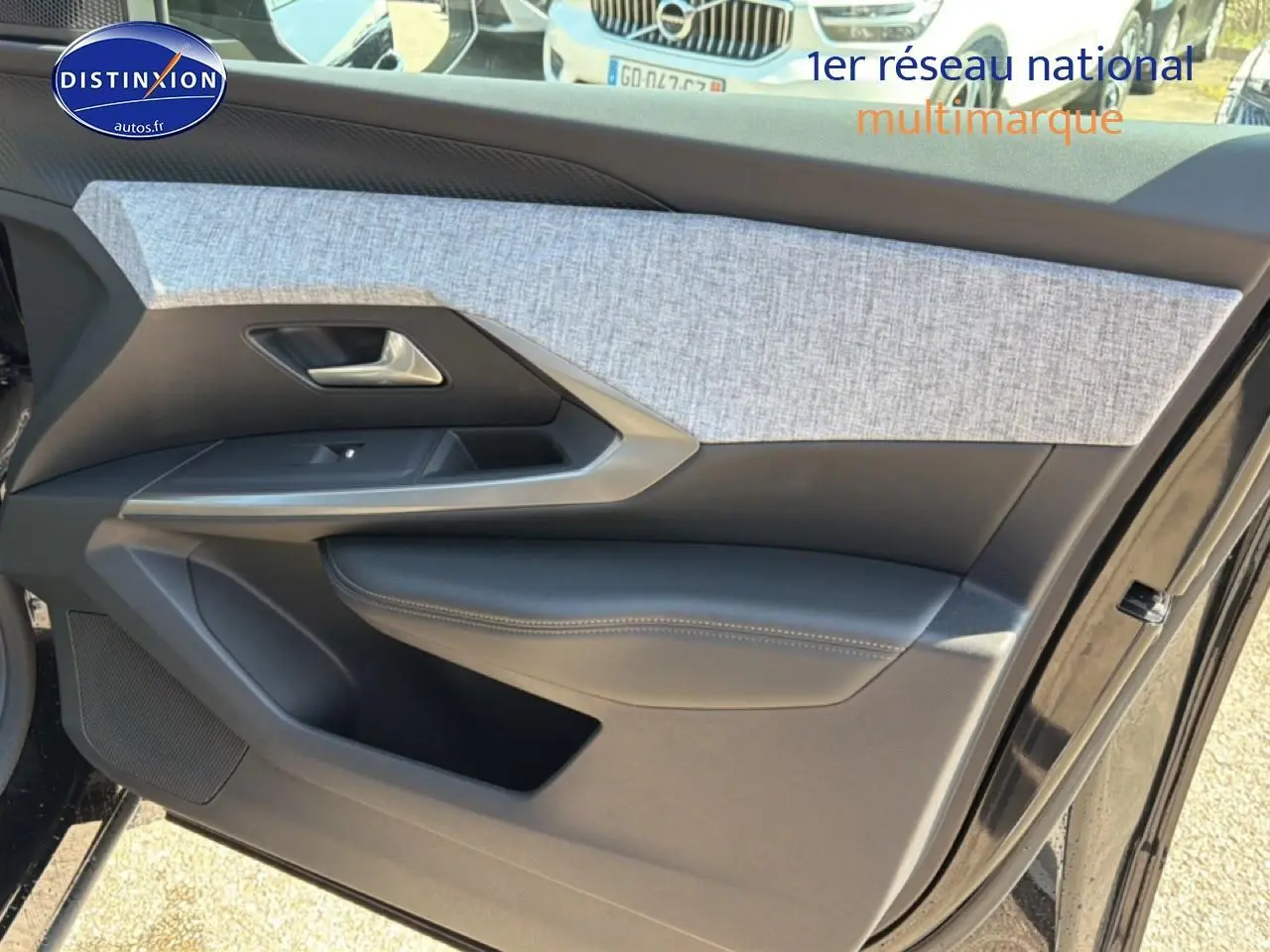 Vue côté gauche de la porte avant noire perla nera du Peugeot 3008 1.2 hybrid 145 allure avec insert tissu gris.