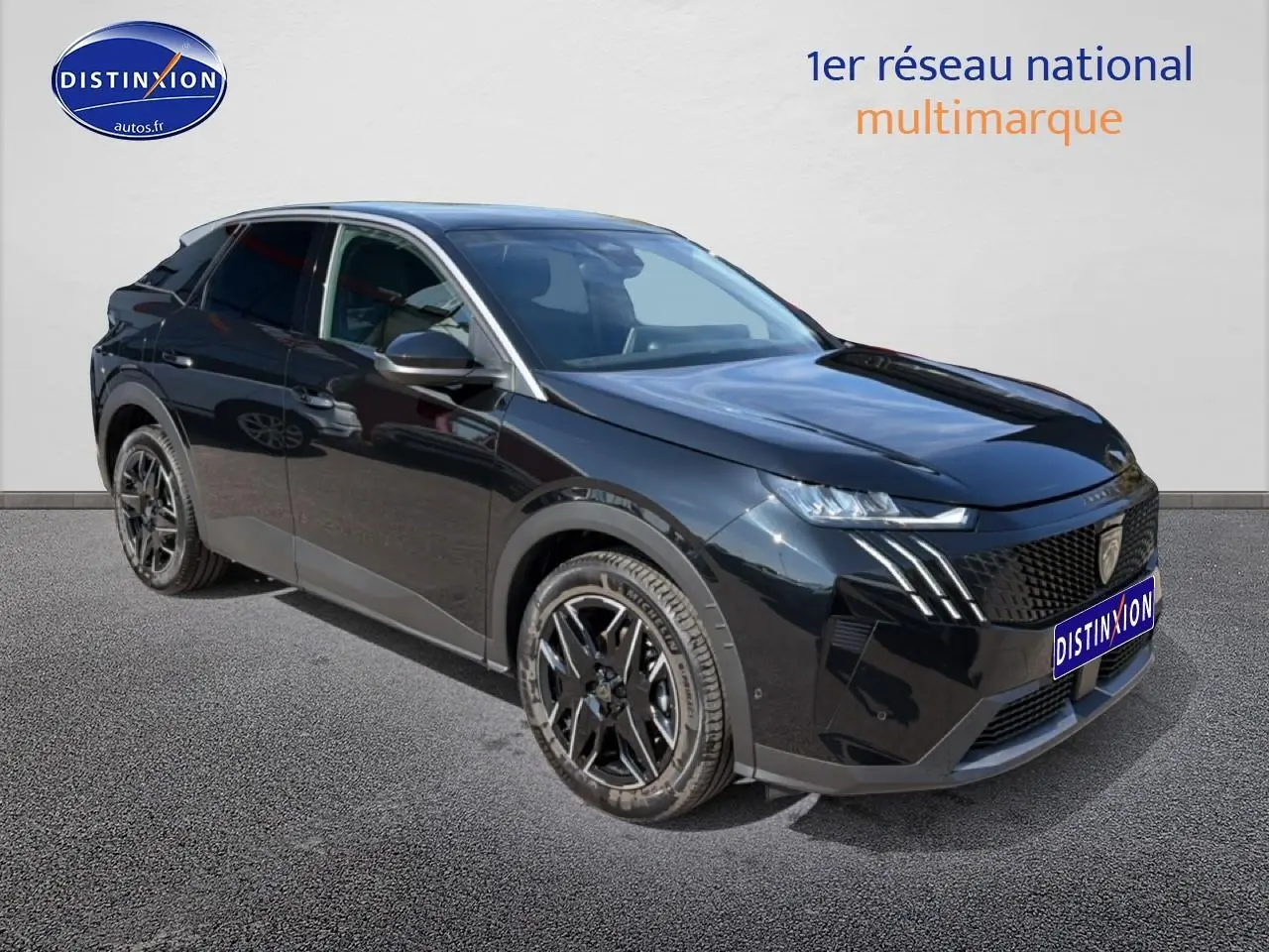 Peugeot 3008 noir perla nera vue 3/4 avant droit, jantes alu noires et calandre distinctive Peugeot.