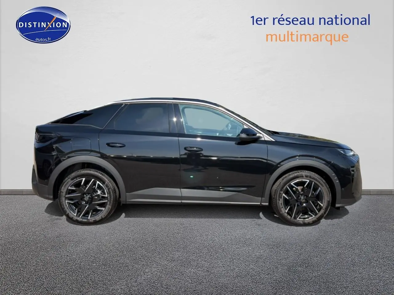Profil latéral droit du Peugeot 3008 noir perla nera avec jantes alu noires et vitres surteintées.
