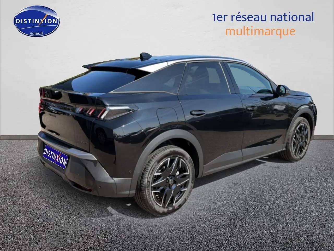 Peugeot 3008 noir perla nera vue 3/4 arrière droit, jantes alu noires et vitres arrière surteintées.