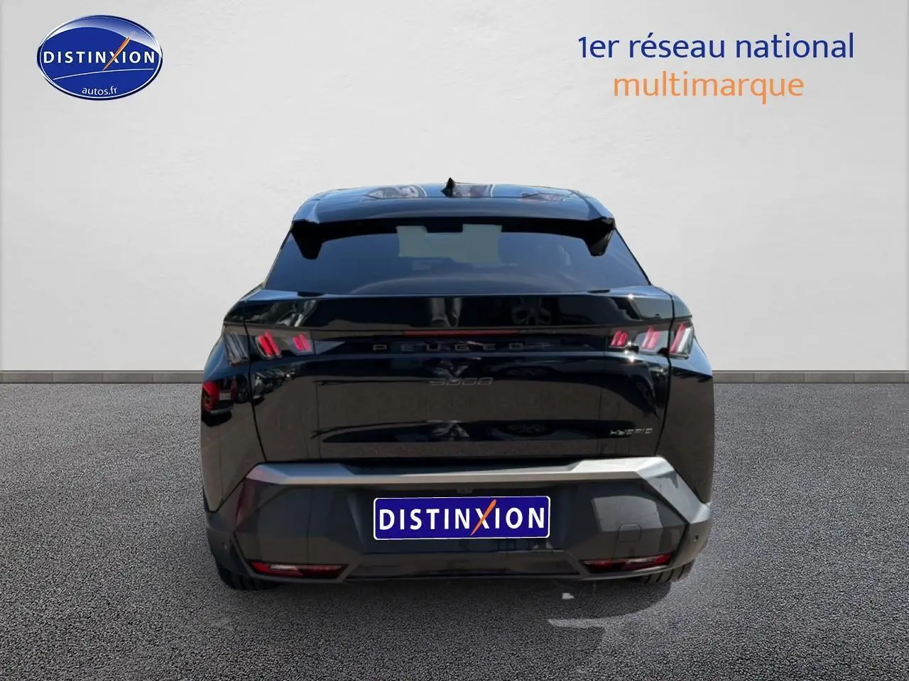 Vue arrière d’un Peugeot 3008 noir perla nera meta avec feux LED et becquet arrière visible.