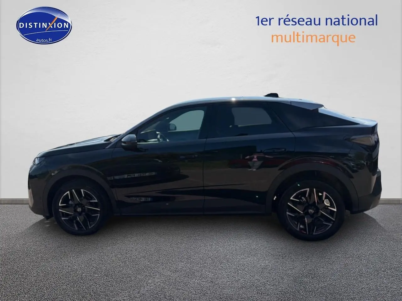Profil côté gauche d’un Peugeot 3008 noir perla nera 2025 avec jantes alliage et vitres surteintées.