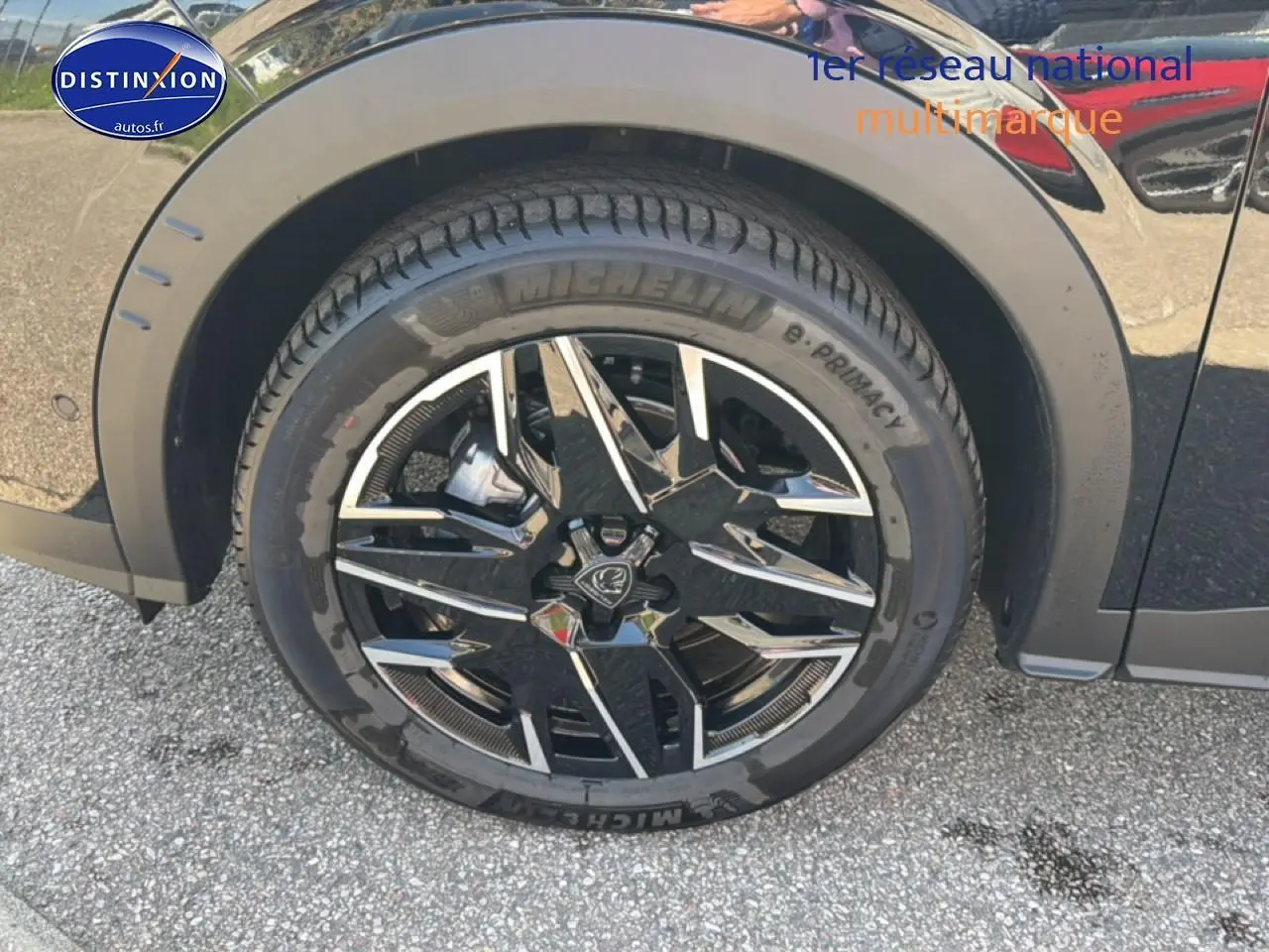 Gros plan sur la roue avant gauche noire perla nera meta du Peugeot 3008 1.2 hybrid 145 allure e-dcs6 avec jante alu stylisée.