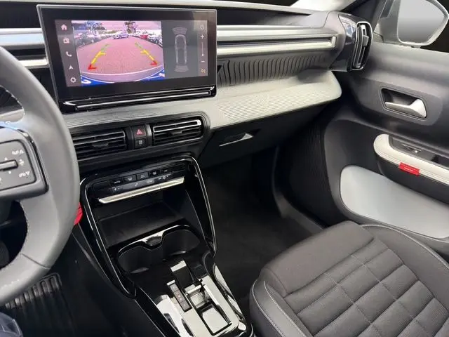 Intérieur avant droit du Citroën C3 Aircross électrique 2025, avec écran tactile affichant la caméra de recul.