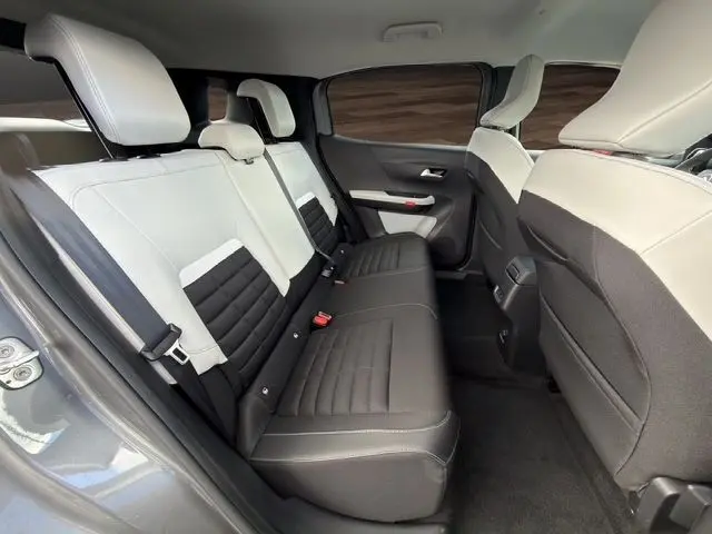 Vue intérieure arrière côté gauche de la banquette bicolore gris clair et noir du Citroën C3 Aircross Electric 2025.