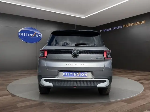 Vue arrière d'une Citroën C3 Aircross électrique gris mercury avec toit noir, feux LED et logo distinctif au centre.
