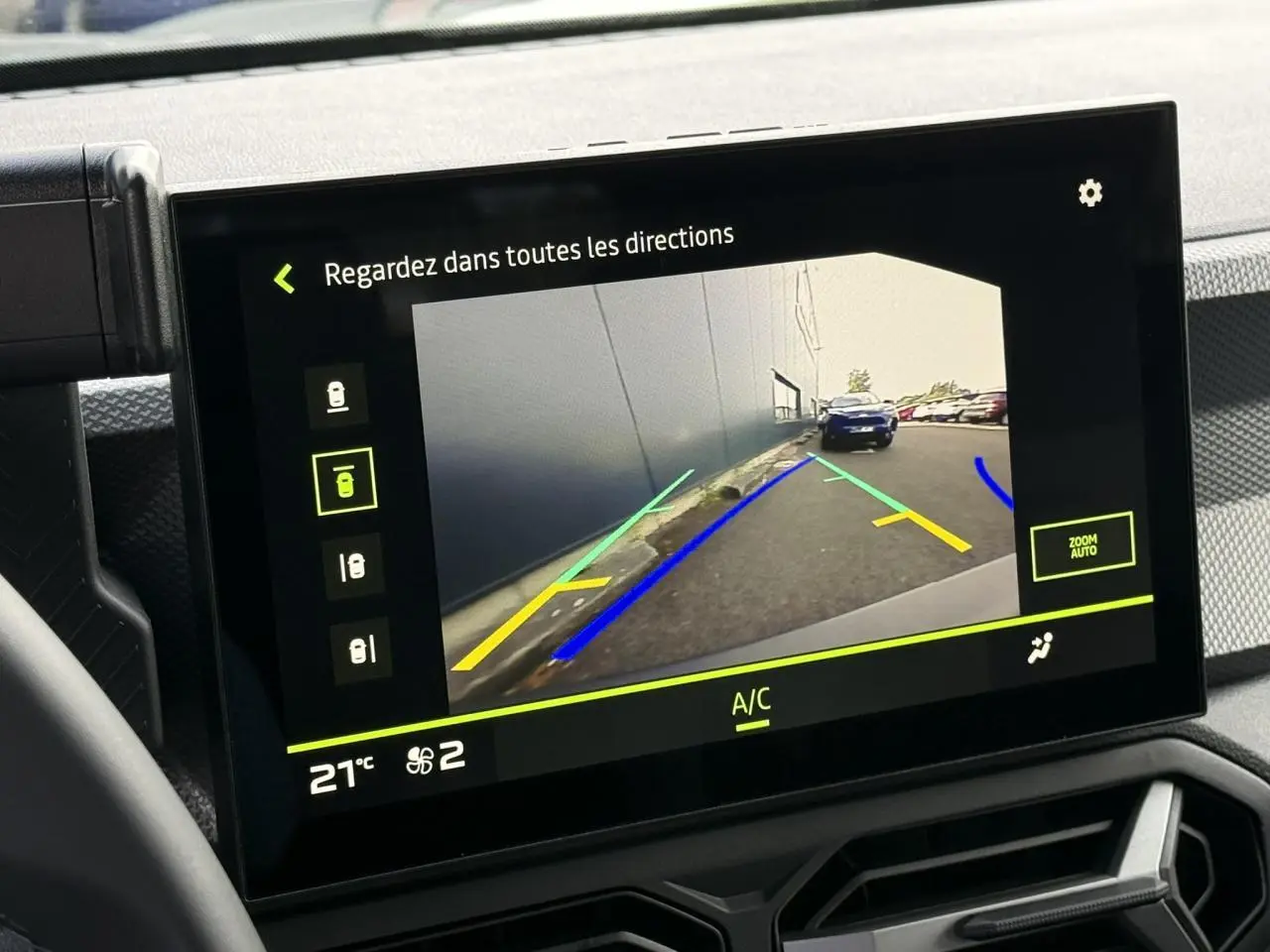 Écran tactile intérieur affichant la caméra 360° du Dacia Duster 2026 avec vue arrière et guidage coloré.