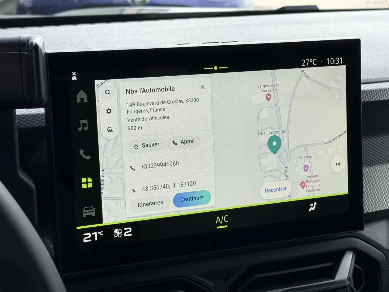 Écran tactile central 10 pouces du Dacia Duster 2026 affichant une navigation avec carte et options connectées.