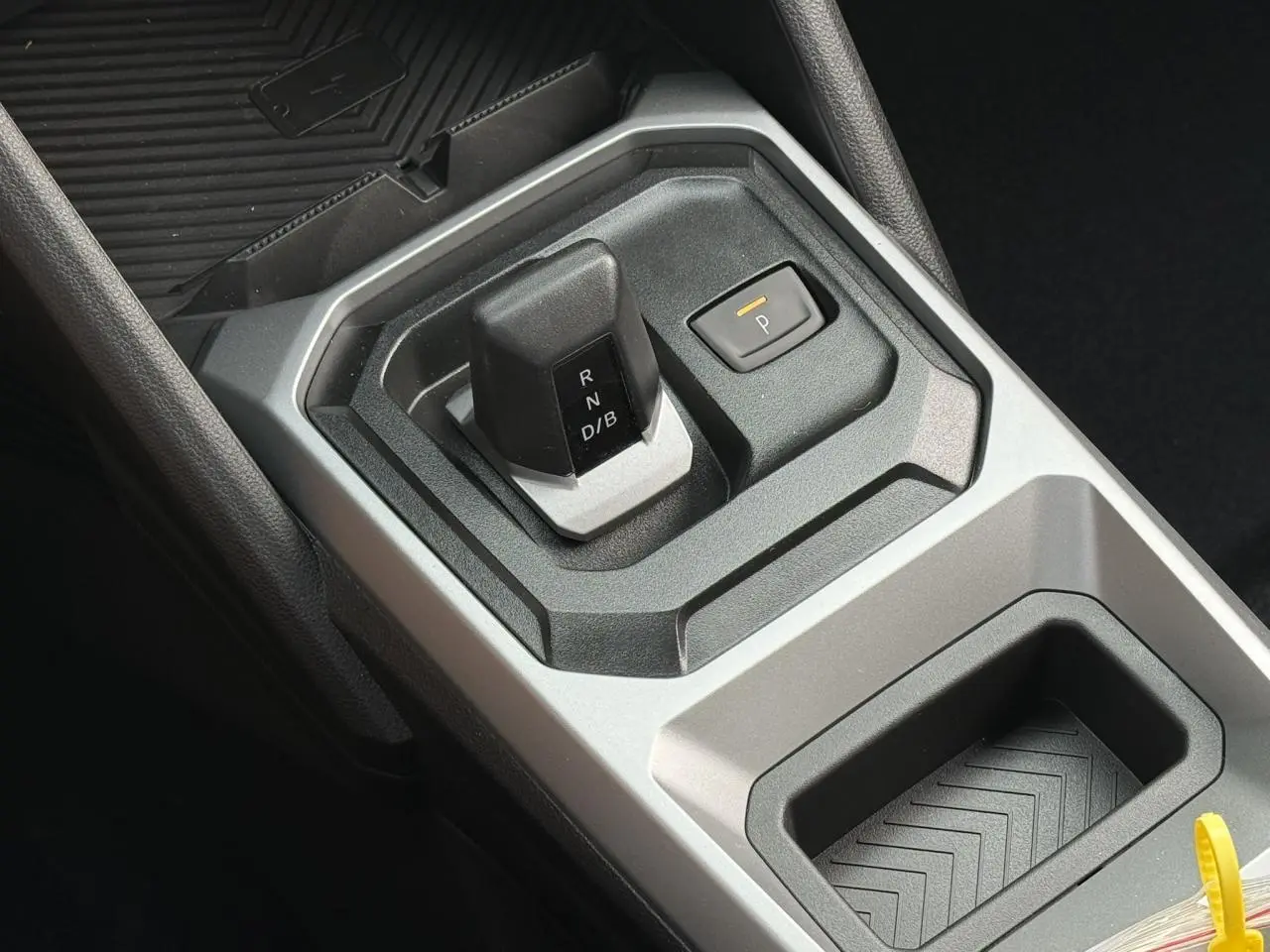 Vue rapprochée de la console centrale du Dacia Duster 2026, montrant le levier de vitesses automatique et le bouton de parking.