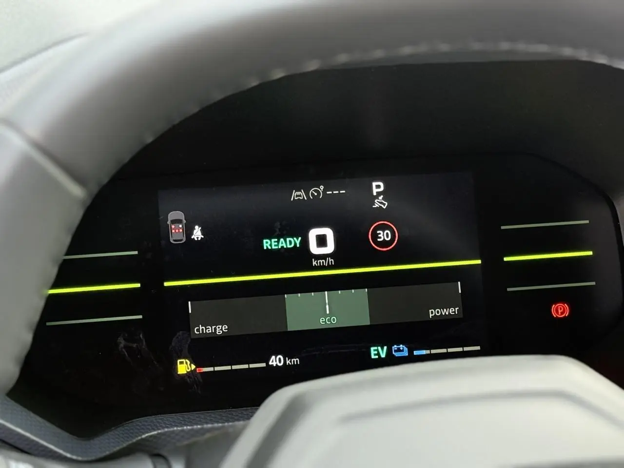 Vue rapprochée du tableau de bord digital du Dacia Duster 2026, affichant la vitesse et mode éco en vert.