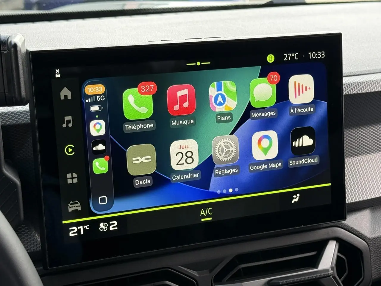Écran tactile central 10 pouces du Dacia Duster 2026 affichant les applications Apple Car Play dans l'habitacle.