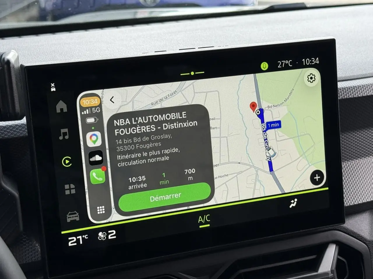 Écran tactile central du Dacia Duster 2026 affichant la navigation avec interface Apple Car Play.