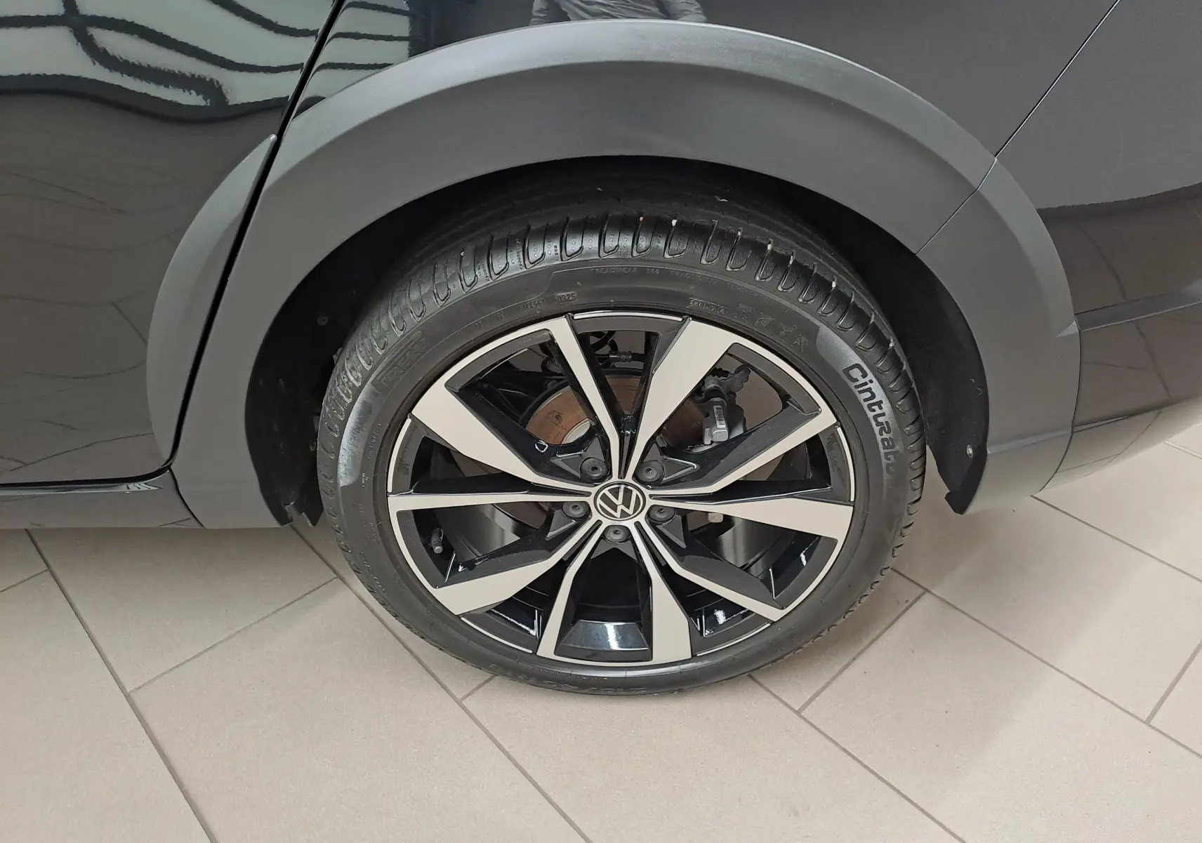 Gros plan sur la roue arrière droite noire intense du Volkswagen Taigo 2025 avec jante alliage léger Misano 18 pouces.
