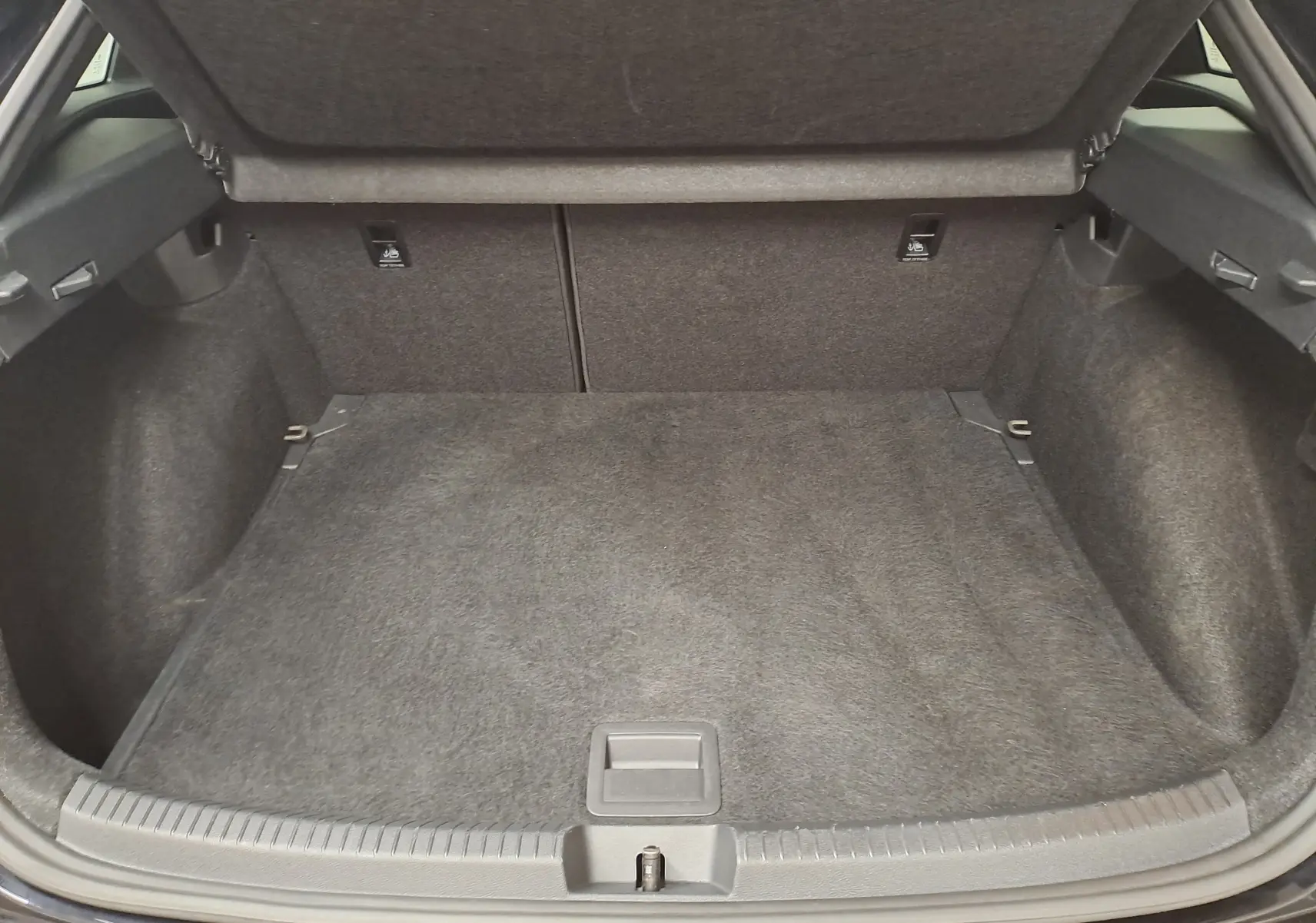 Coffre ouvert vu de face du Volkswagen Taigo 1.0 TSI 116 DSG7 R-Line Edition noir intense, intérieur tissu gris.