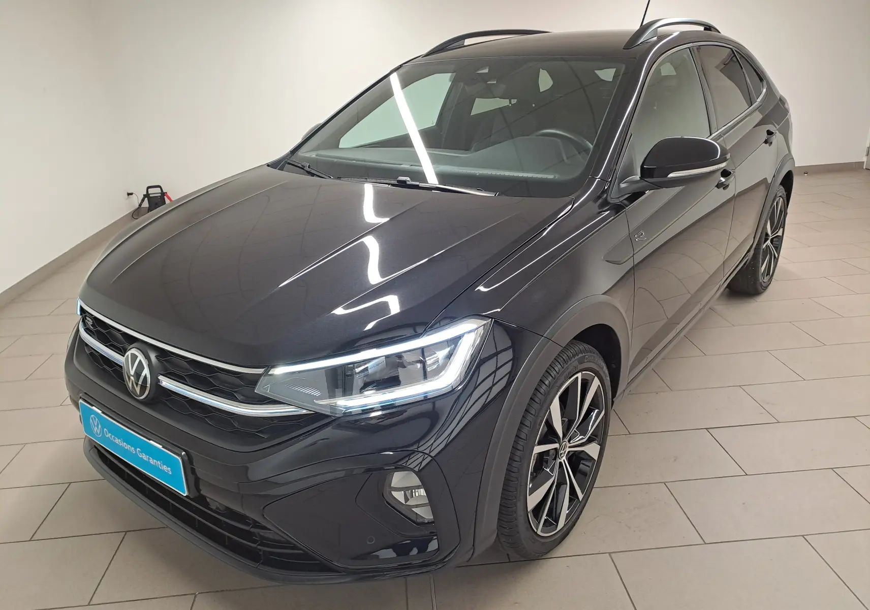 Volkswagen Taigo 1.0 TSI 116 DSG7 R-Line Edition noir intense, vue 3/4 avant droit avec jantes alliage 18 pouces Misano.