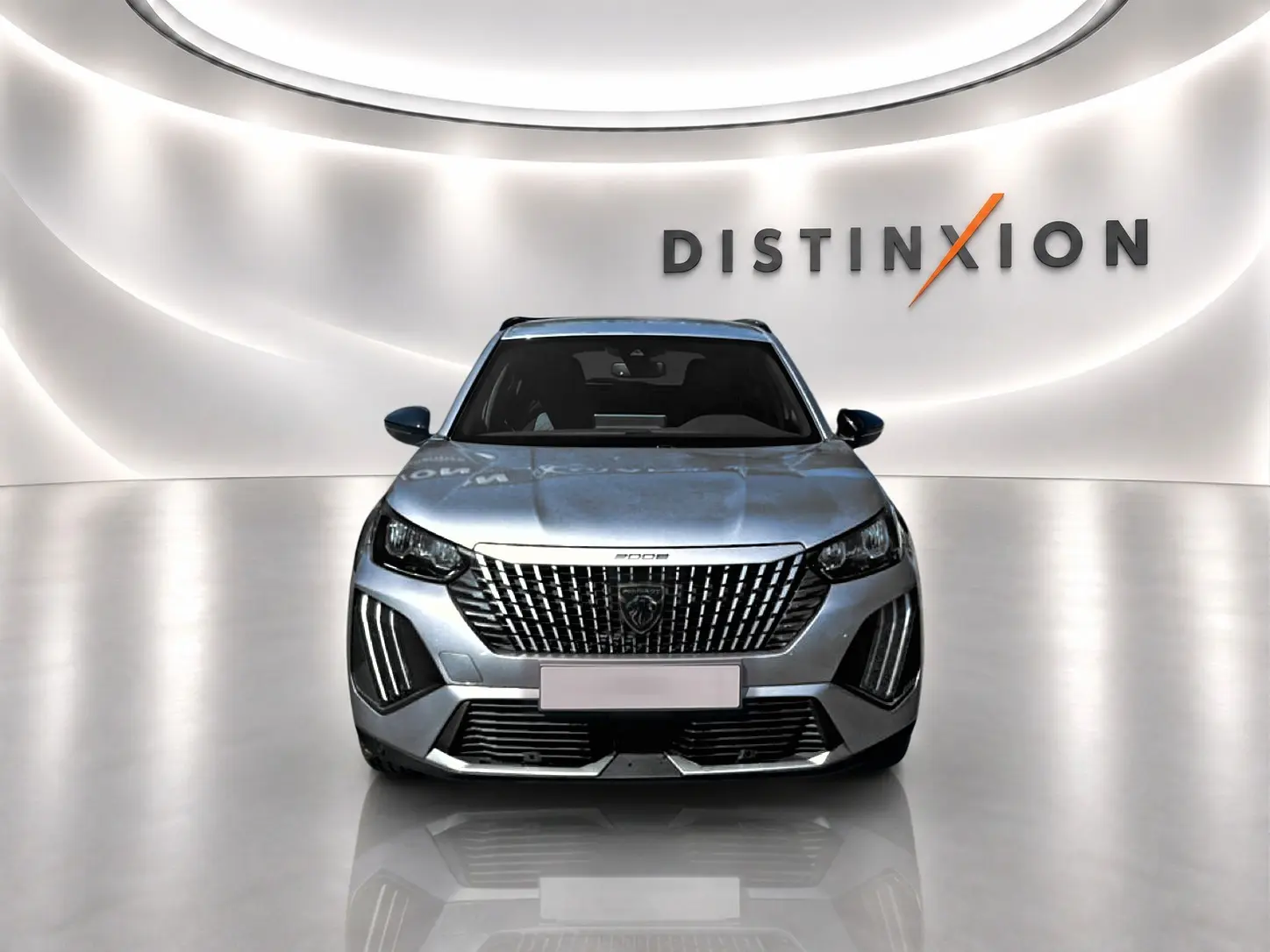 Peugeot 2008 gris Artense vue de face dans un studio avec calandre verticale et signature lumineuse LED distinctive.