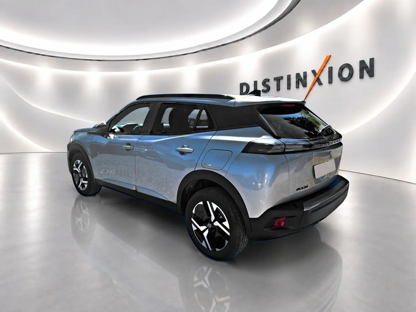 Peugeot 2008 gris Artense vue 3/4 arrière droit, toit noir, jantes alu noires et feux arrière LED.