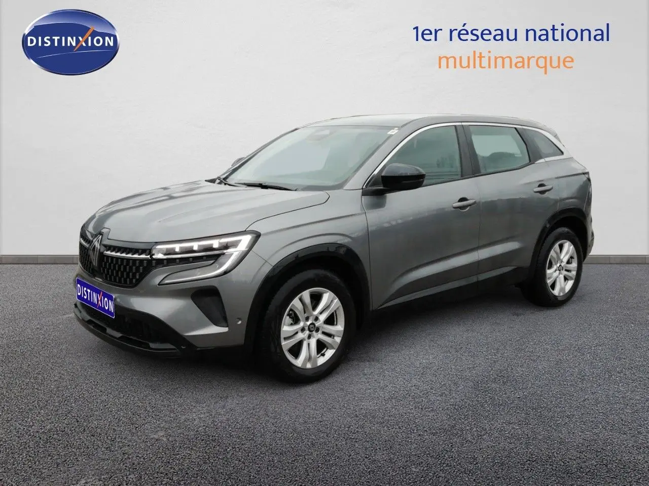 Renault Austral gris schiste métal en 3/4 avant droit, SUV hybride avec jantes alliage et feux LED distinctifs.