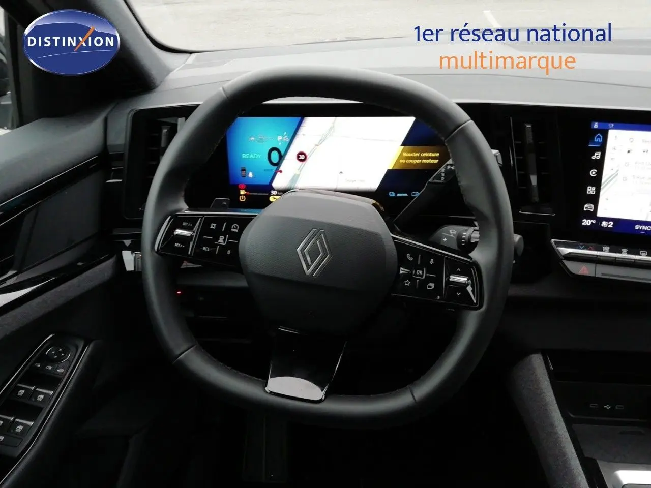 Vue centrée sur le volant et le tableau de bord numérique du Renault Austral gris Schiste, affichant la navigation et commandes.
