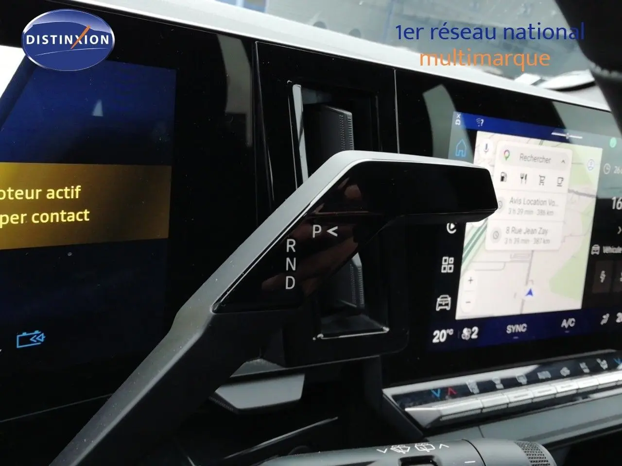 Gros plan sur la commande de boîte automatique du Renault Austral gris schiste, avec écran tactile et affichage numérique en arrière-plan.