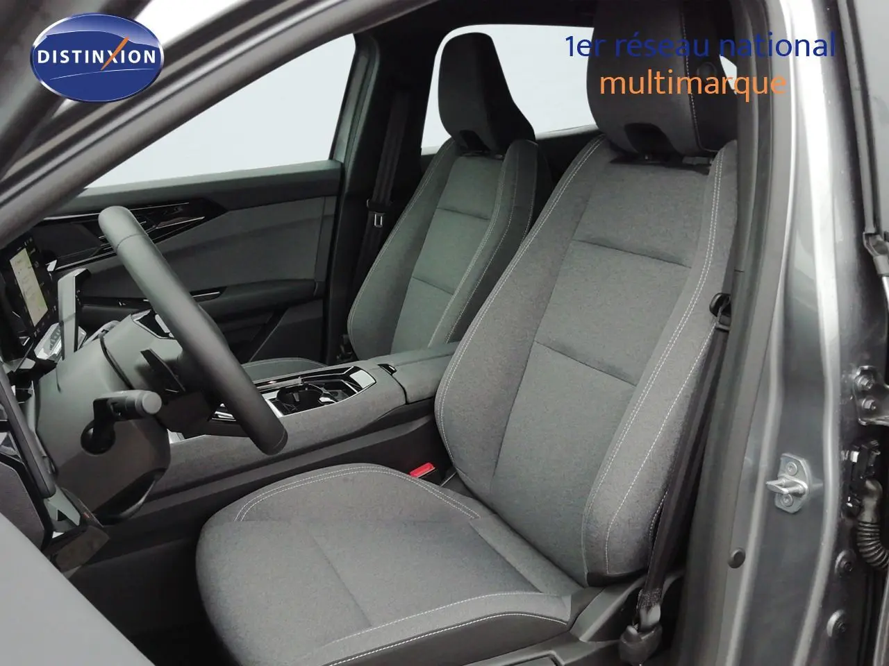 Vue intérieure côté conducteur du Renault Austral gris schiste métal, mettant en valeur les sièges tissu gris et le volant multifonction.