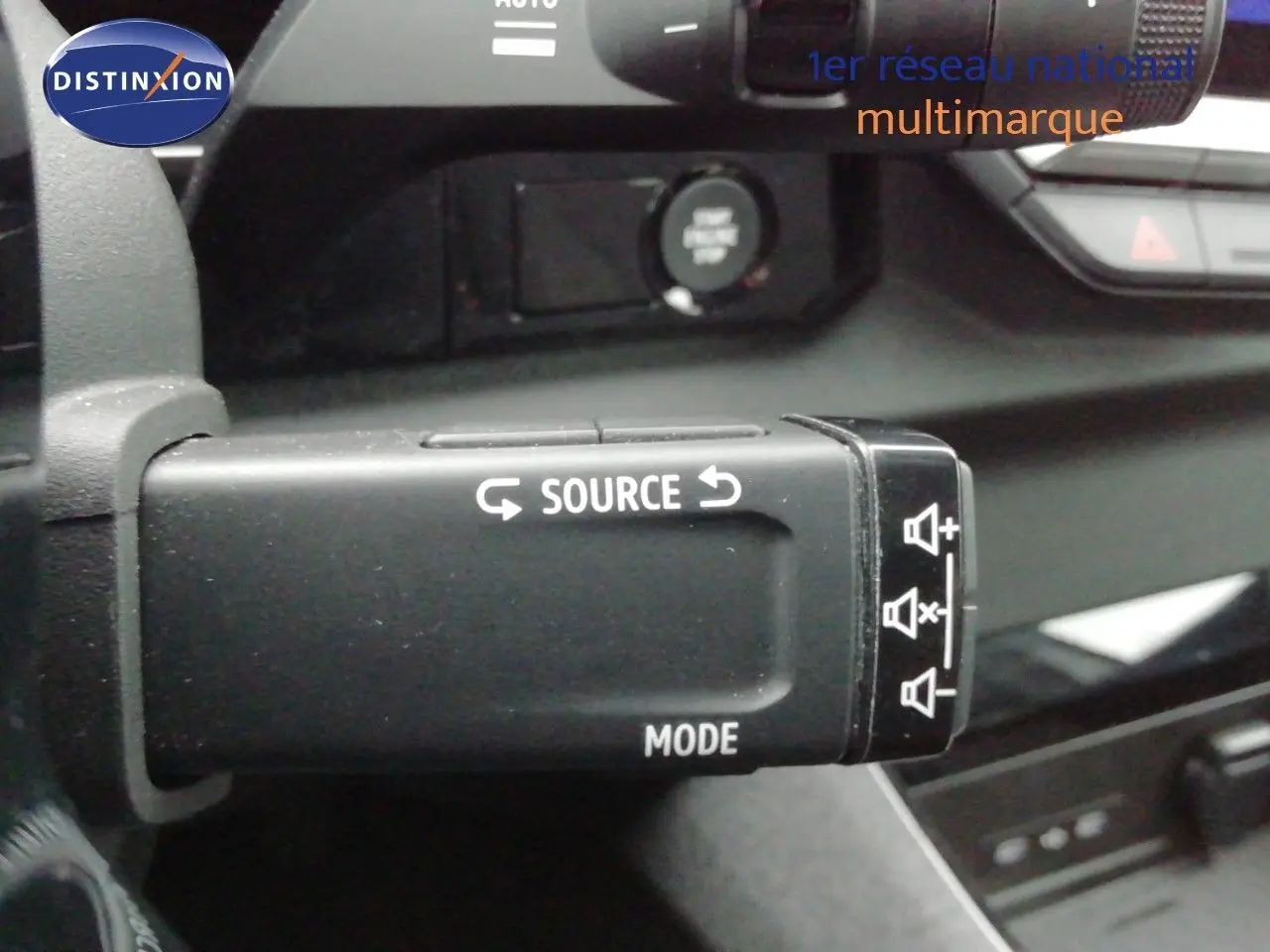 Gros plan sur la commande au volant du Renault Austral 2025, avec boutons source et mode visibles en noir mat.