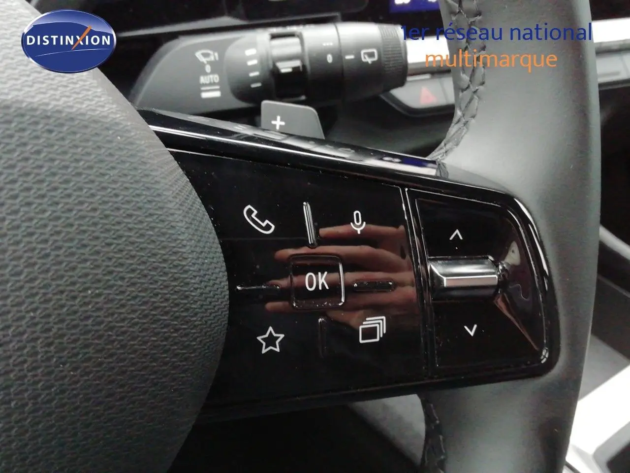Gros plan sur les commandes multifonctions au volant du Renault Austral gris schiste, avec boutons tactiles et molette.
