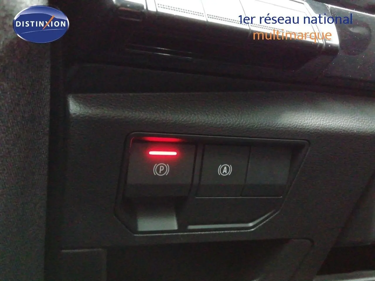 Gros plan sur les commandes électroniques de frein de stationnement et arrêt automatique dans un Renault Austral gris schiste.