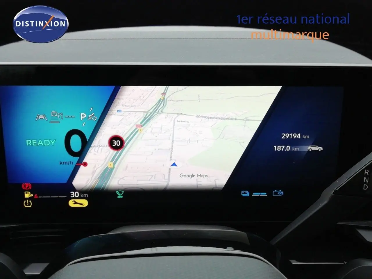 Tableau de bord numérique du Renault Austral E-Tech gris schiste, affichant la navigation et les informations de conduite.