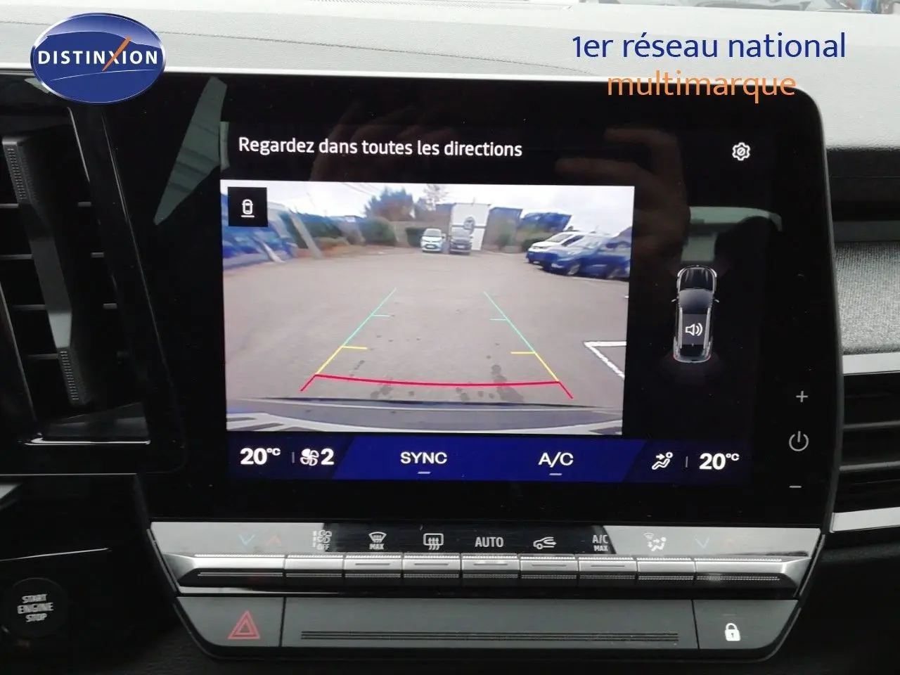 Écran tactile intérieur du Renault Austral gris schiste montrant la caméra de recul avec guidage de trajectoire.