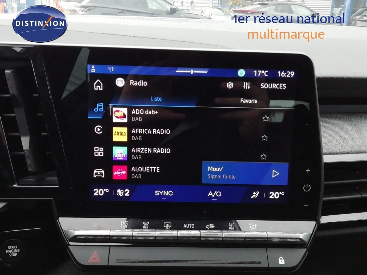 Vue intérieure du tableau de bord du Renault Austral gris schiste, écran tactile central affichant les radios DAB.