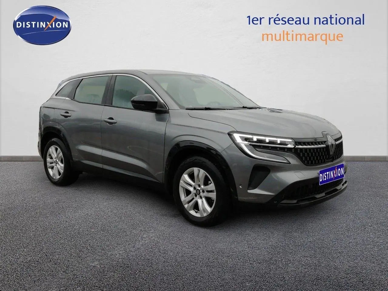 Renault Austral gris schiste métal en 3/4 avant droit, avec feux LED et calandre noire distinctive.