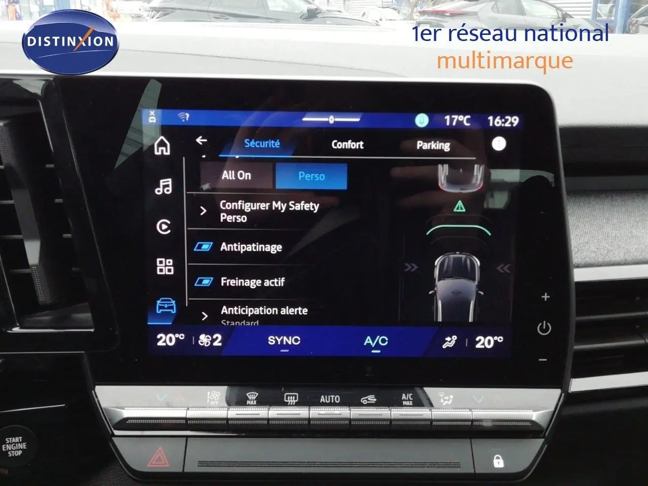 Écran tactile central de la Renault Austral gris schiste, affichant les réglages de sécurité et climatisation.