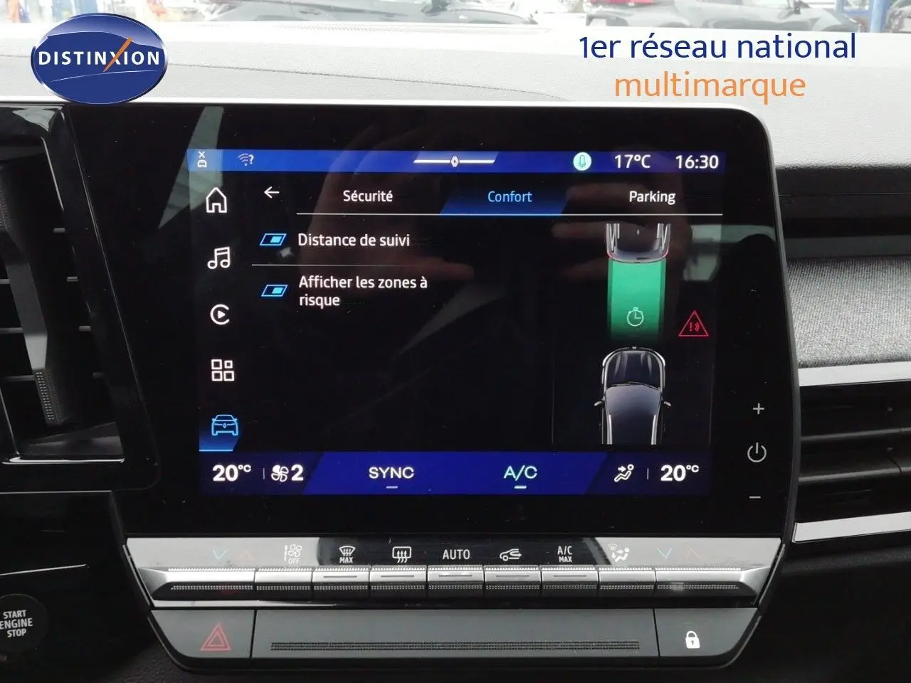 Écran tactile central du Renault Austral 2025 affichant les réglages de sécurité et confort, intérieur gris.