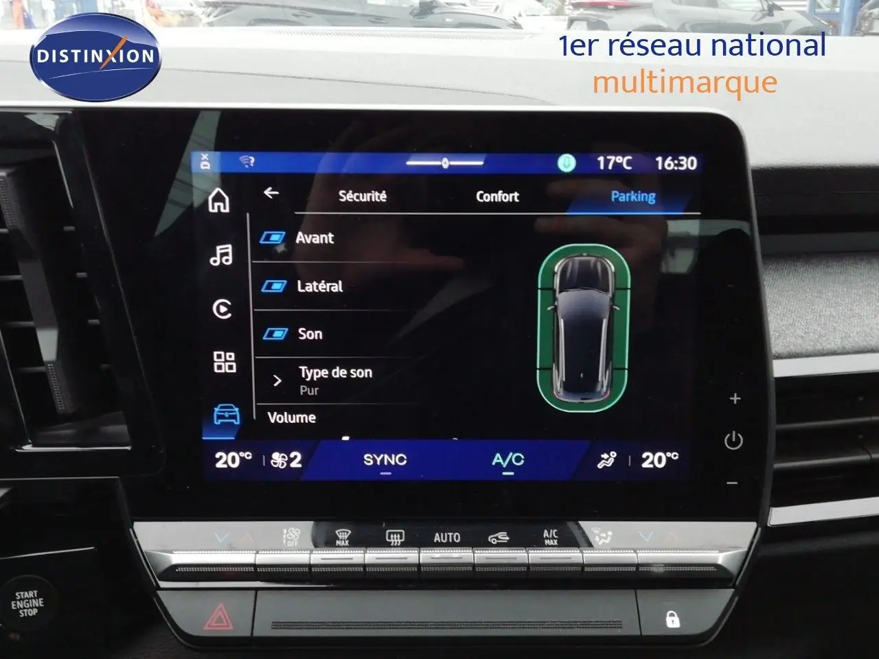 Vue rapprochée de l’écran tactile central du Renault Austral gris schiste, affichant les réglages de parking et climatisation.