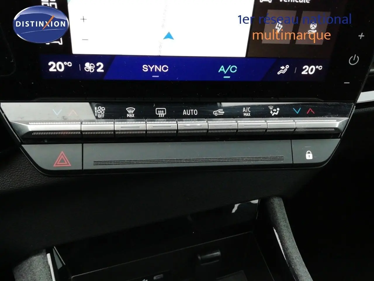 Détail de la console centrale avec commandes climatisation et écran tactile du Renault Austral gris schiste hybride 2025.