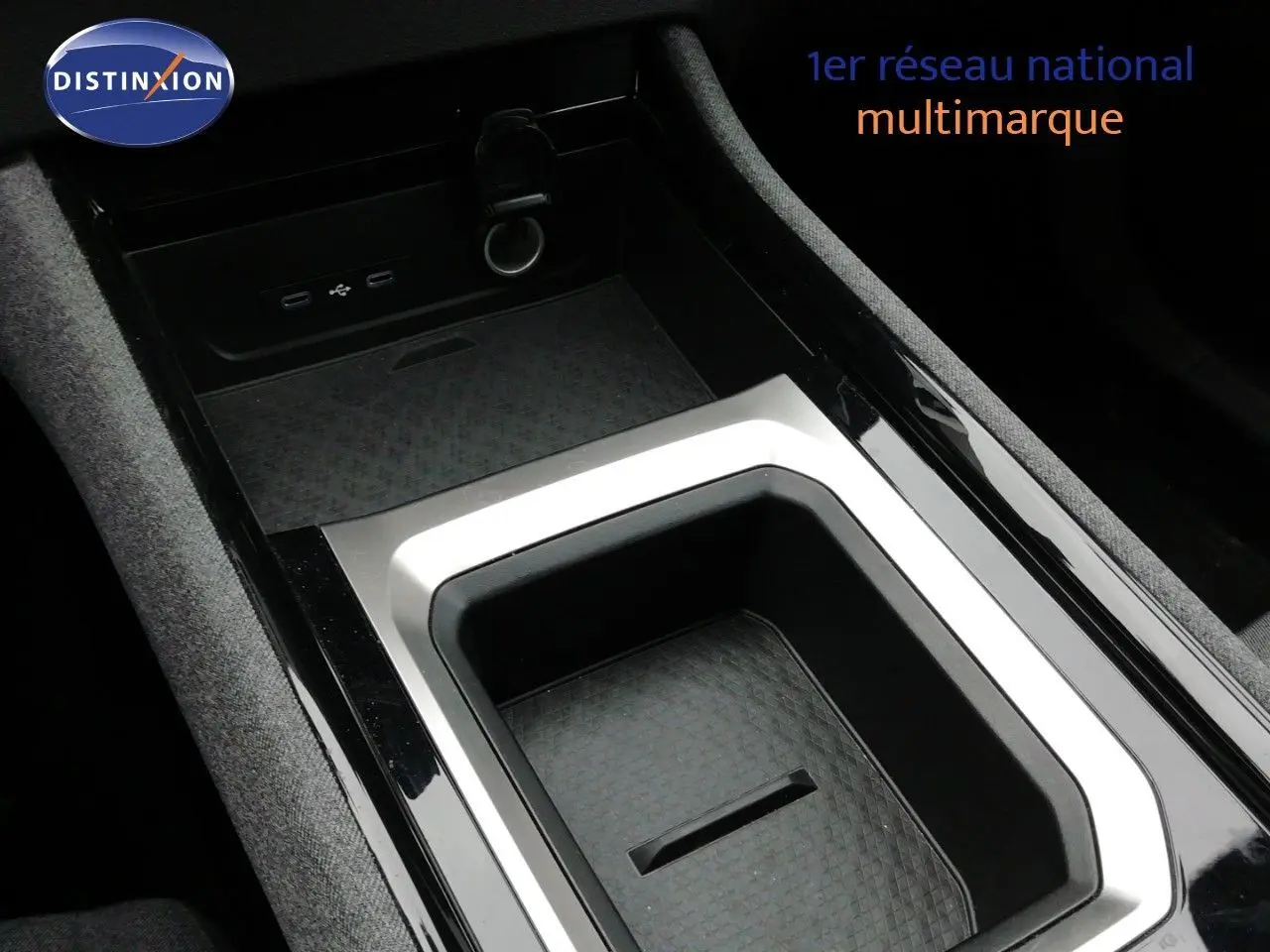 Gros plan sur la console centrale noire et grise du Renault Austral E-Tech Full Hybrid 2025 avec ports USB visibles.