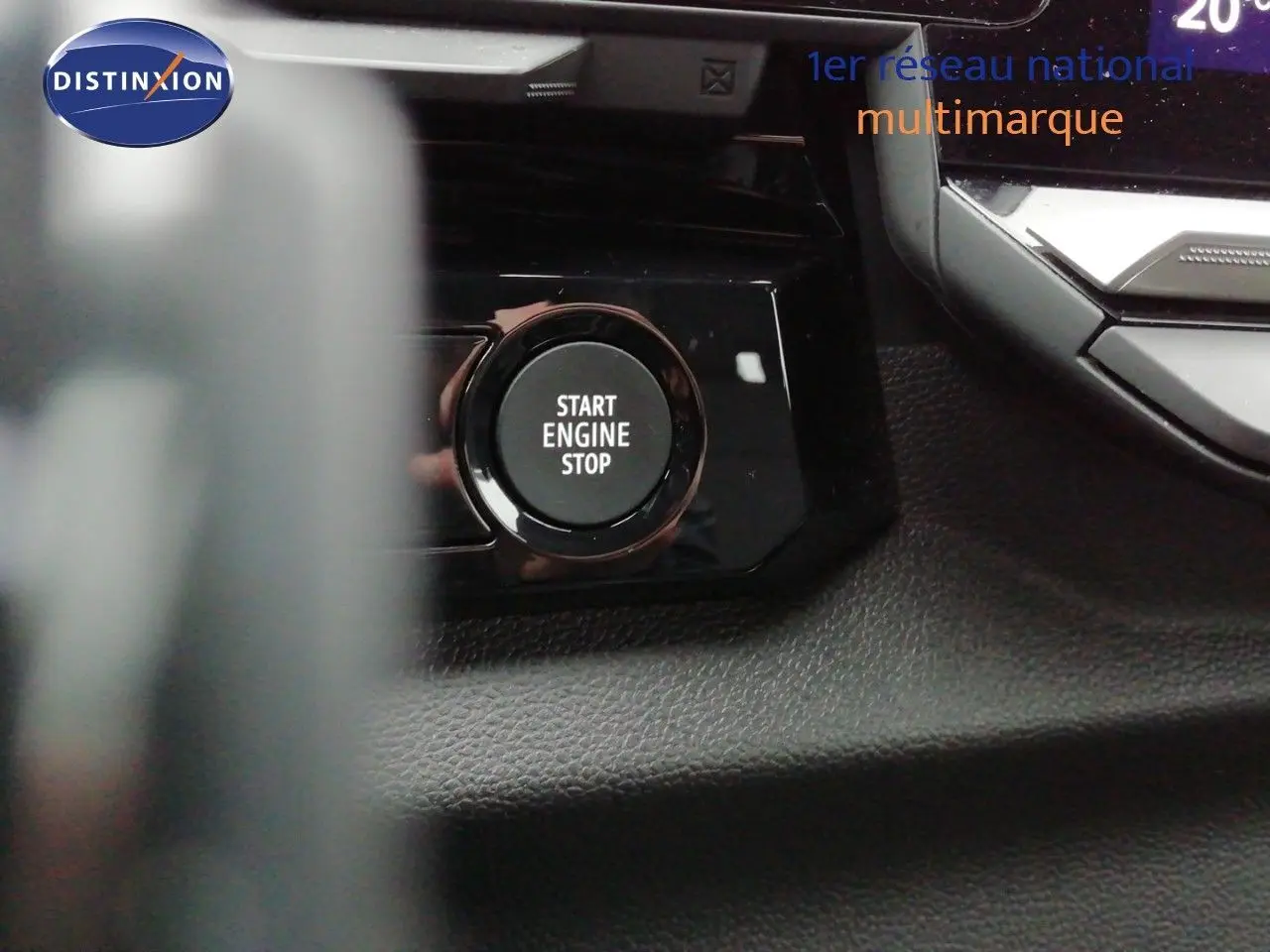 Bouton Start Engine Stop en gros plan sur le tableau de bord du Renault Austral E-Tech hybride 2025.