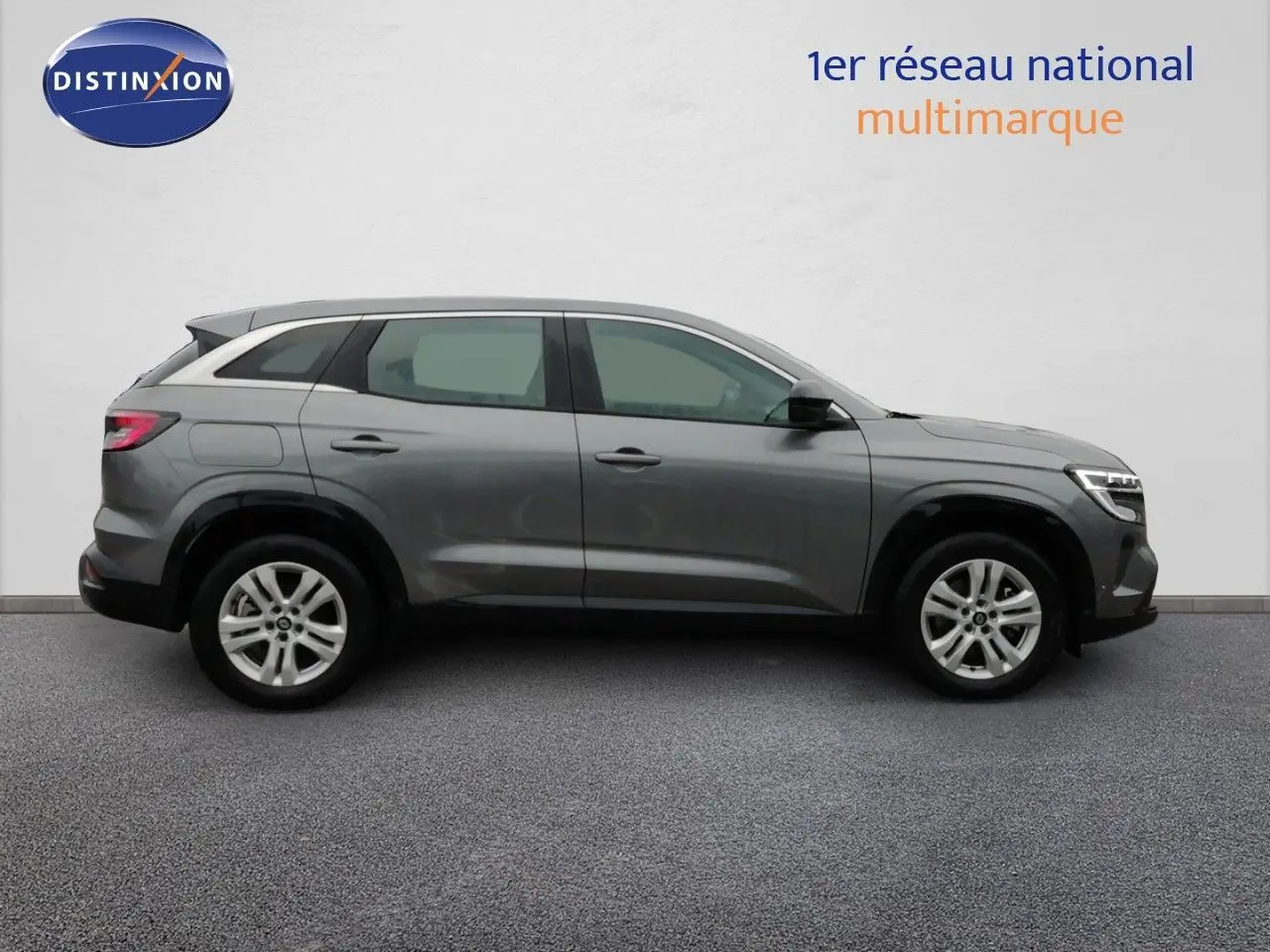 Profil côté gauche du Renault Austral gris schiste métal 2025, SUV hybride avec jantes alliage et lignes modernes.