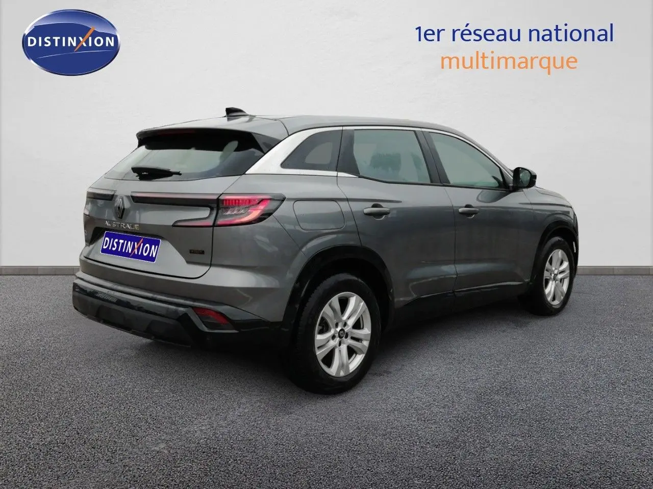 Renault Austral gris schiste métal en 3/4 arrière droit, SUV hybride avec jantes alliage et feux arrière LED distinctifs.