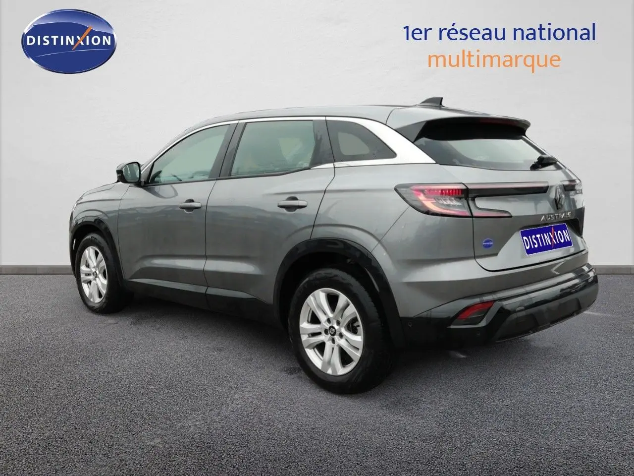 Renault Austral gris schiste métal vu en 3/4 arrière droit, soulignant ses lignes modernes et ses feux LED distinctifs.