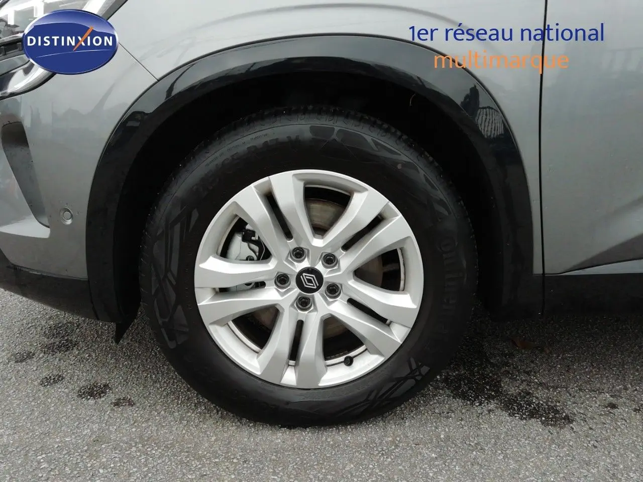 Gros plan sur la roue avant droite d’un Renault Austral gris schiste métal avec jante alliage 17 pouces.