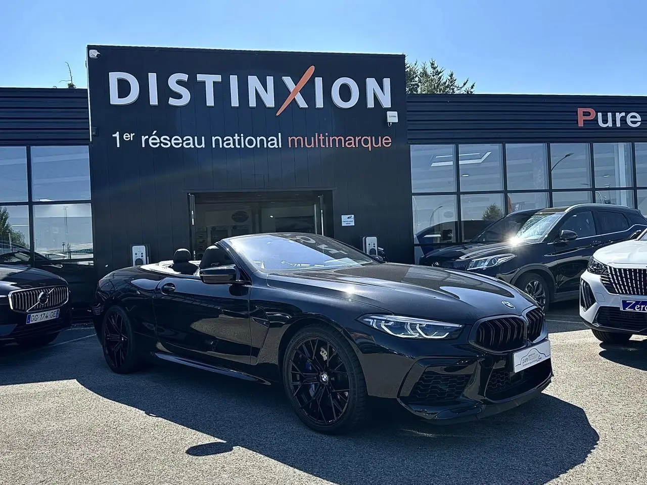 BMW Série 8 Cabriolet M8 Competition noir saphir métal vue 3/4 avant avec jantes noires et capote ouverte