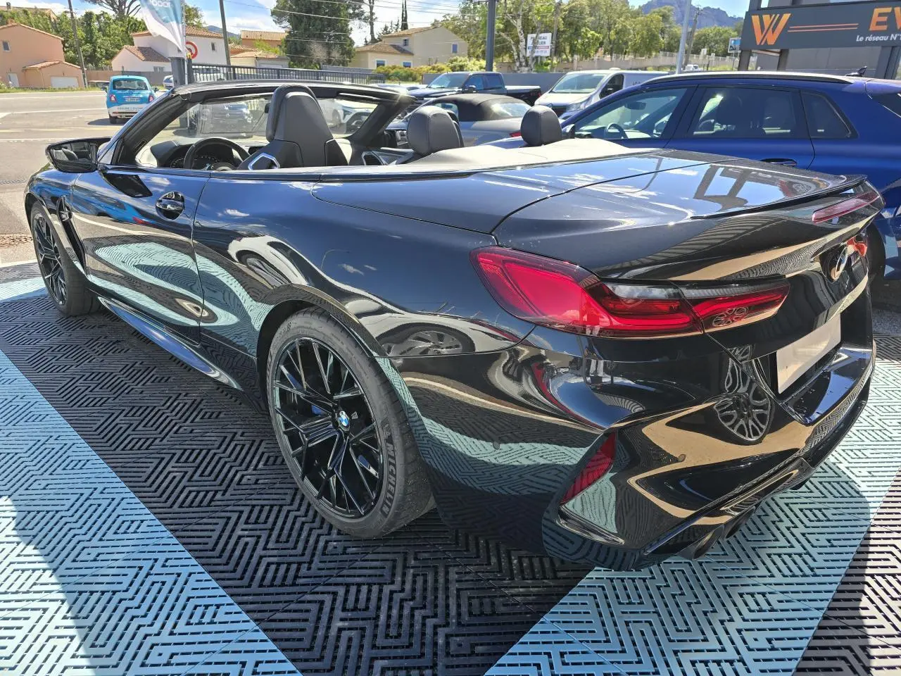 BMW Série 8 Cabriolet M8 Competition noir saphir métal vue 3/4 arrière droit capote ouverte