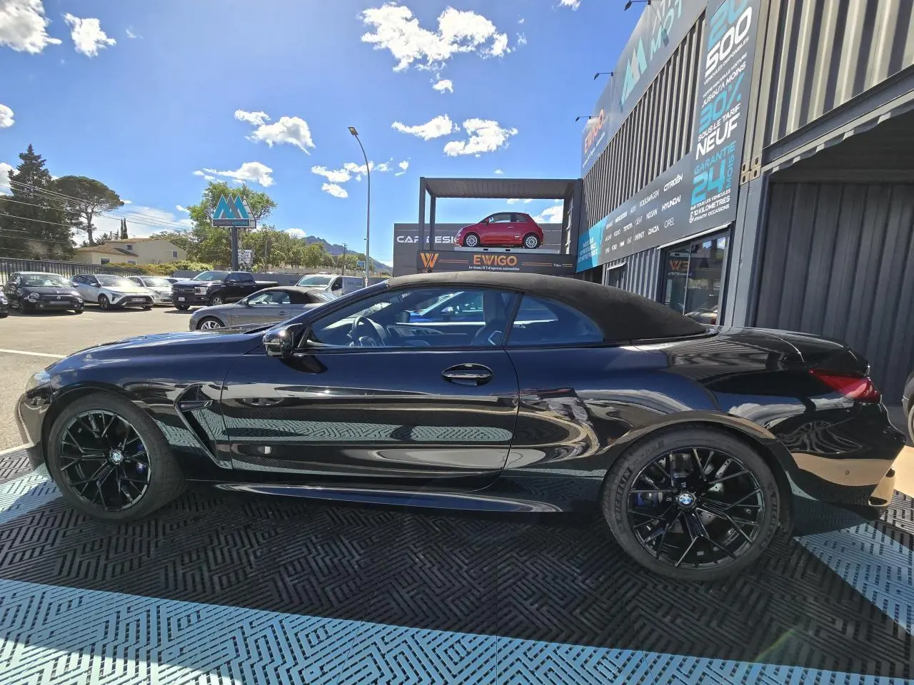 BMW Série 8 Cabriolet M8 Competition noir saphir métal vu de profil côté gauche, capote noire et jantes noires M.