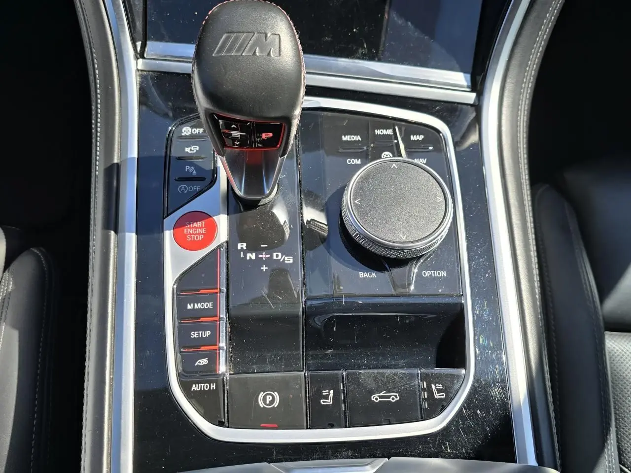 Console centrale noire brillante avec levier de vitesse M et commandes multimédia de la BMW Série 8 Cabriolet M8 Competition 2021