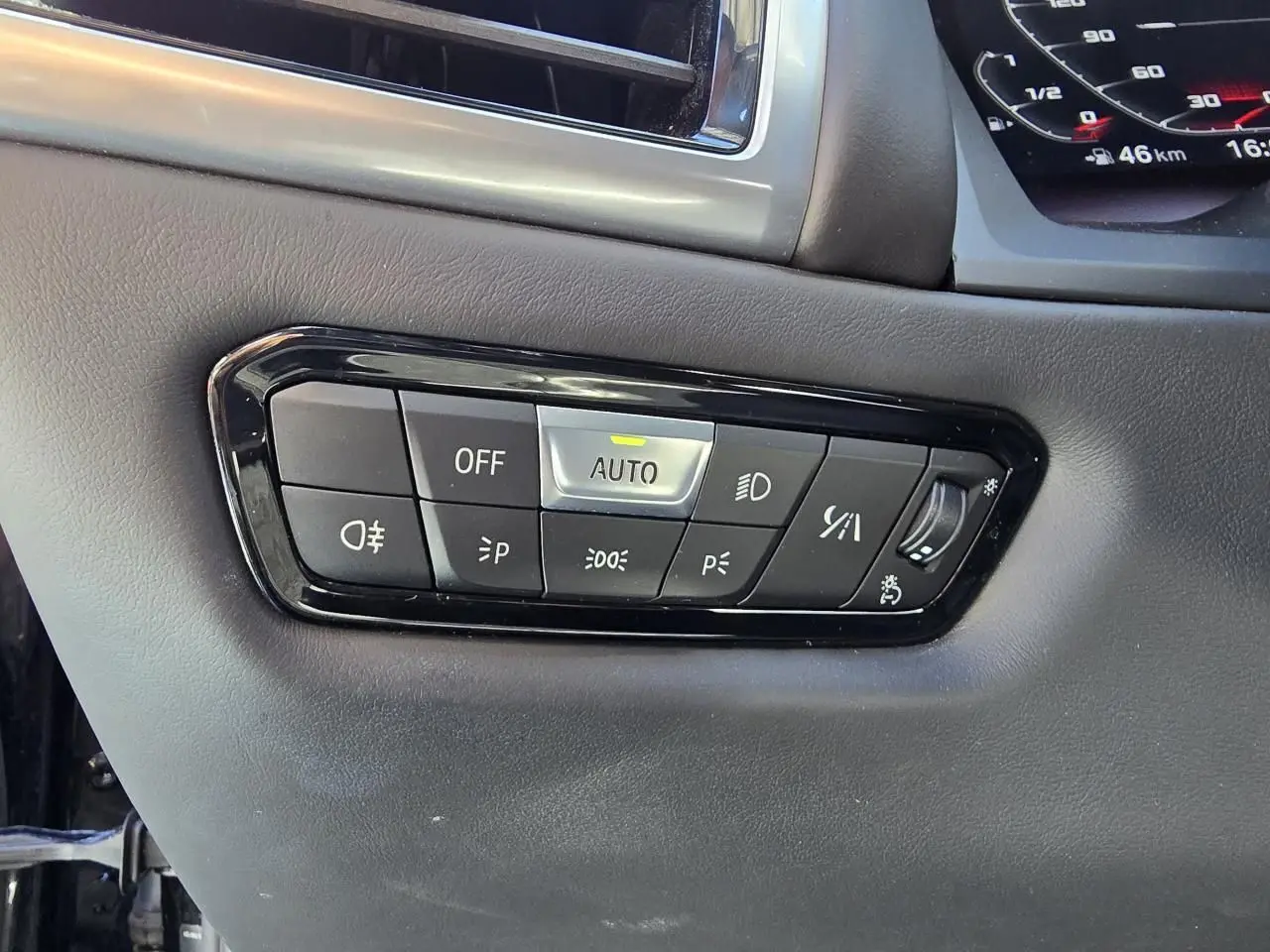 Panneau de commandes d'éclairage noir brillant dans l'habitacle du BMW Série 8 Cabriolet M8 Competition 2021.